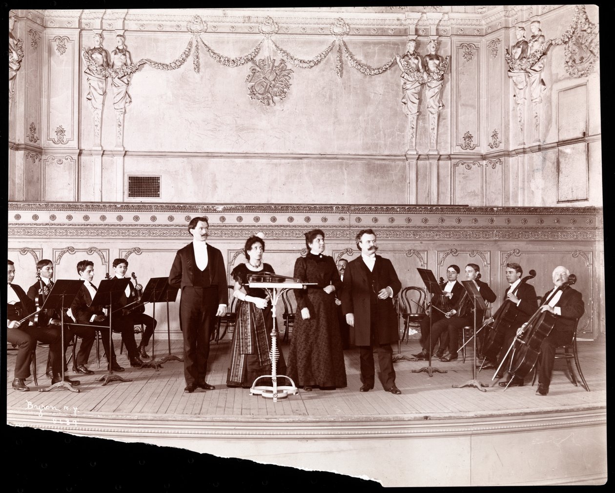 Erkek ve kadın vokalistlerin arkasındaki yaylı bölüm, 1905 (gümüş jelatin baskı) by Byron Company
