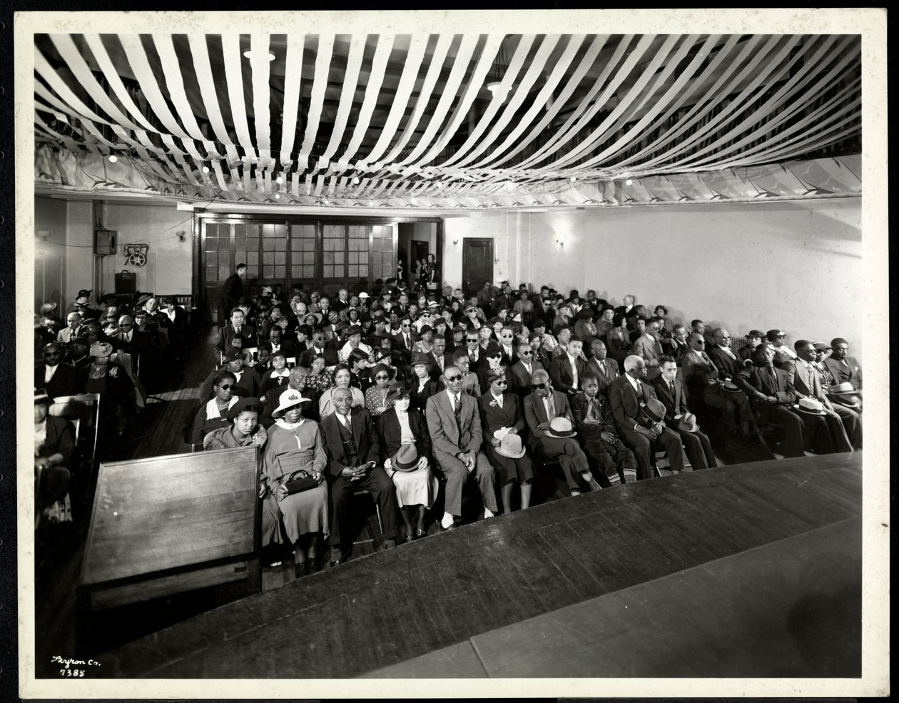 New York Körler Derneği oditoryumundaki renkli bir partide seyirci sahnesinden alınmıştır, 111 New York East 59th Street, New York, 1937 (gümüş jelatin baskı) by Byron Company