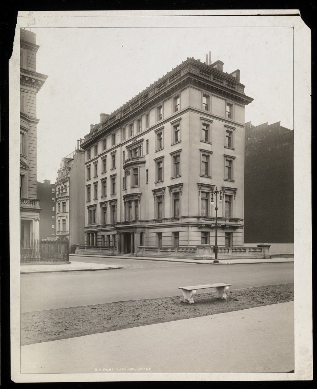 5th Avenue ve East 89th Street'teki BN Duke konutu, New York, 1921 (gümüş jelatin baskı) by Byron Company