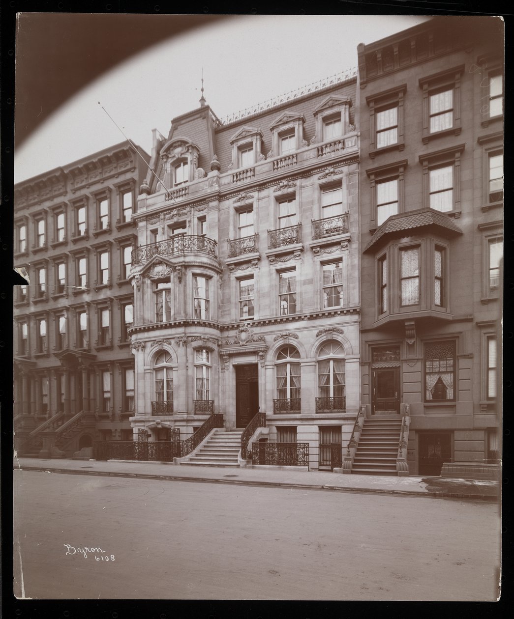 40 East 68th Street, New York, 1898 adresindeki John D. Crimmins konutu (gümüş jelatin baskı) by Byron Company