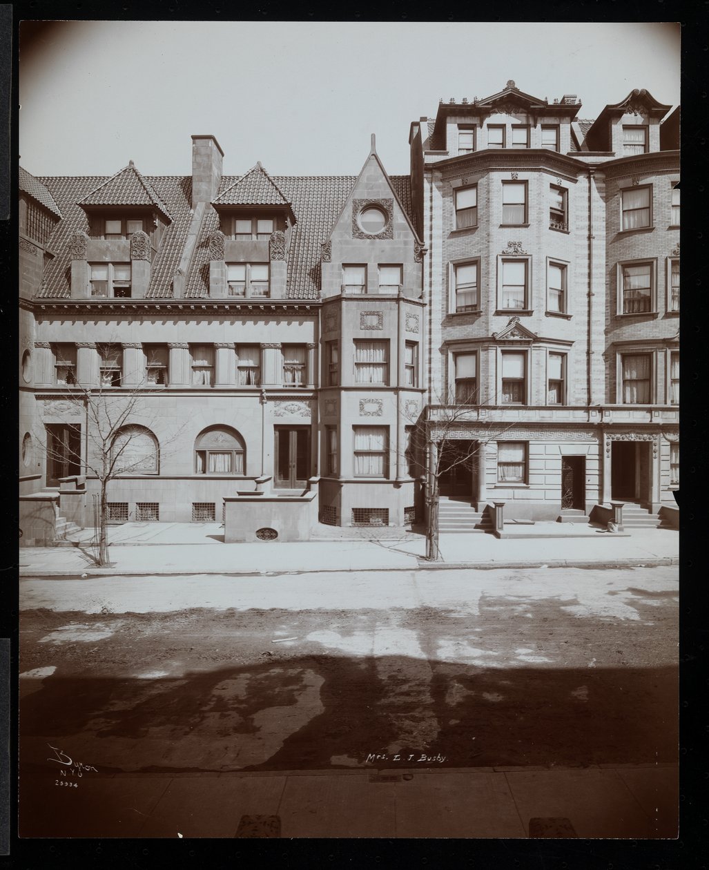 25 Montgomery Place, Brooklyn, New York, 1907 adresindeki Bayan Leonard J. Busby konutu (gümüş jelatin baskı) by Byron Company