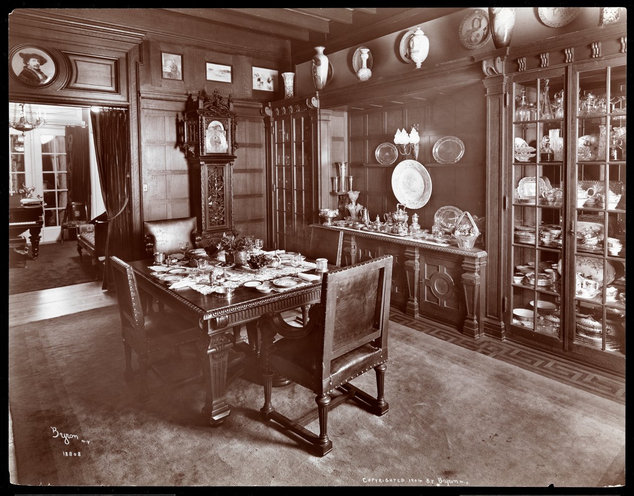 Lillian Russell konutunun yemek odası, New York, 1904 (gümüş jelatin baskı) by Byron Company