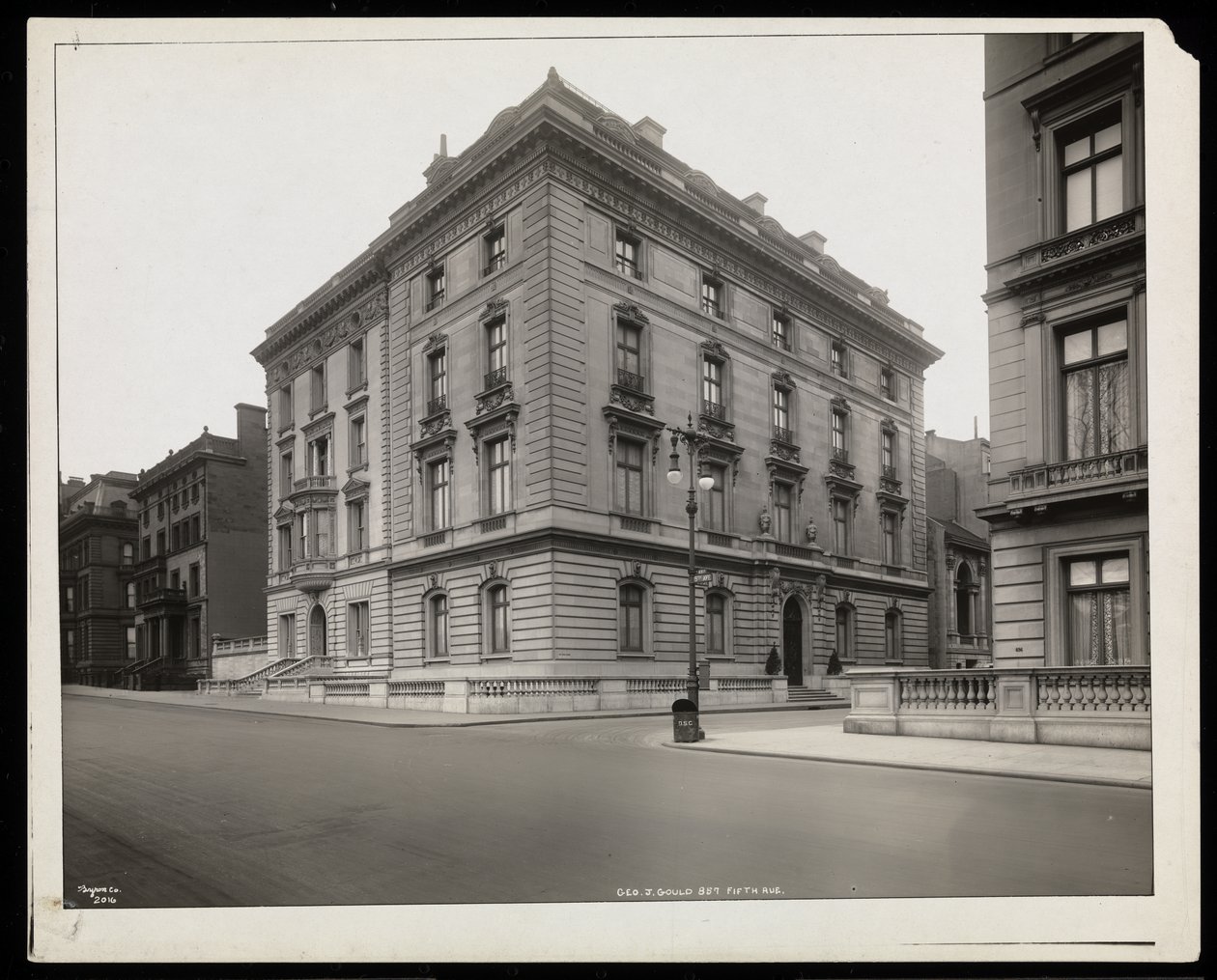 Bu sitedeki ikinci George J. Gould konutu, 67th Street, New York, 1921 (gümüş jelatin baskı) by Byron Company