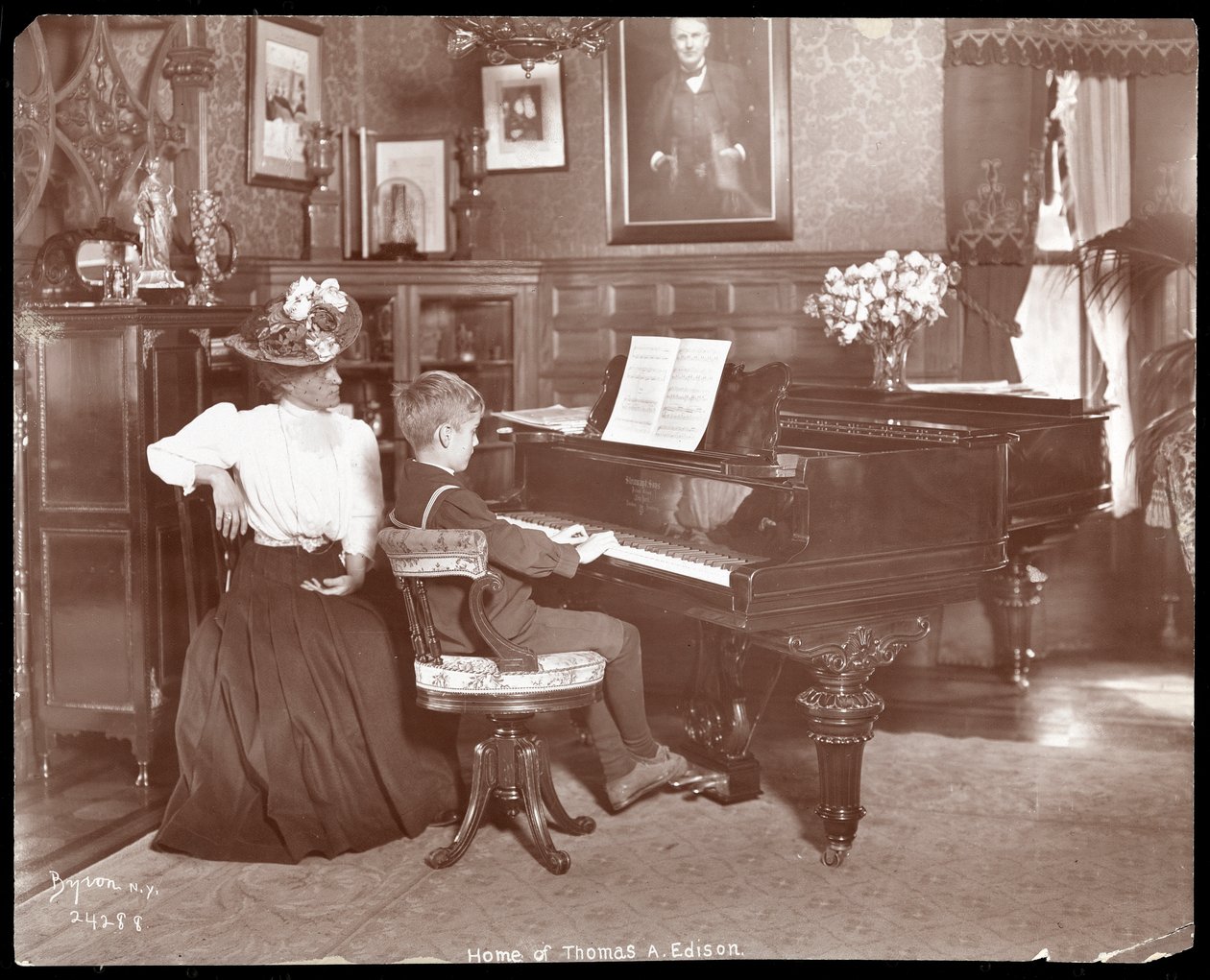 Theodore Edison ve müzik öğretmeni piyanoda, 1907 (gümüş jelatin baskı) by Byron Company