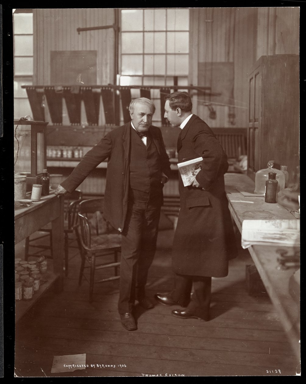 Thomas Edison ve laboratuvarında bir görüşmeci, 1906 (gümüş jelatin baskı) by Byron Company