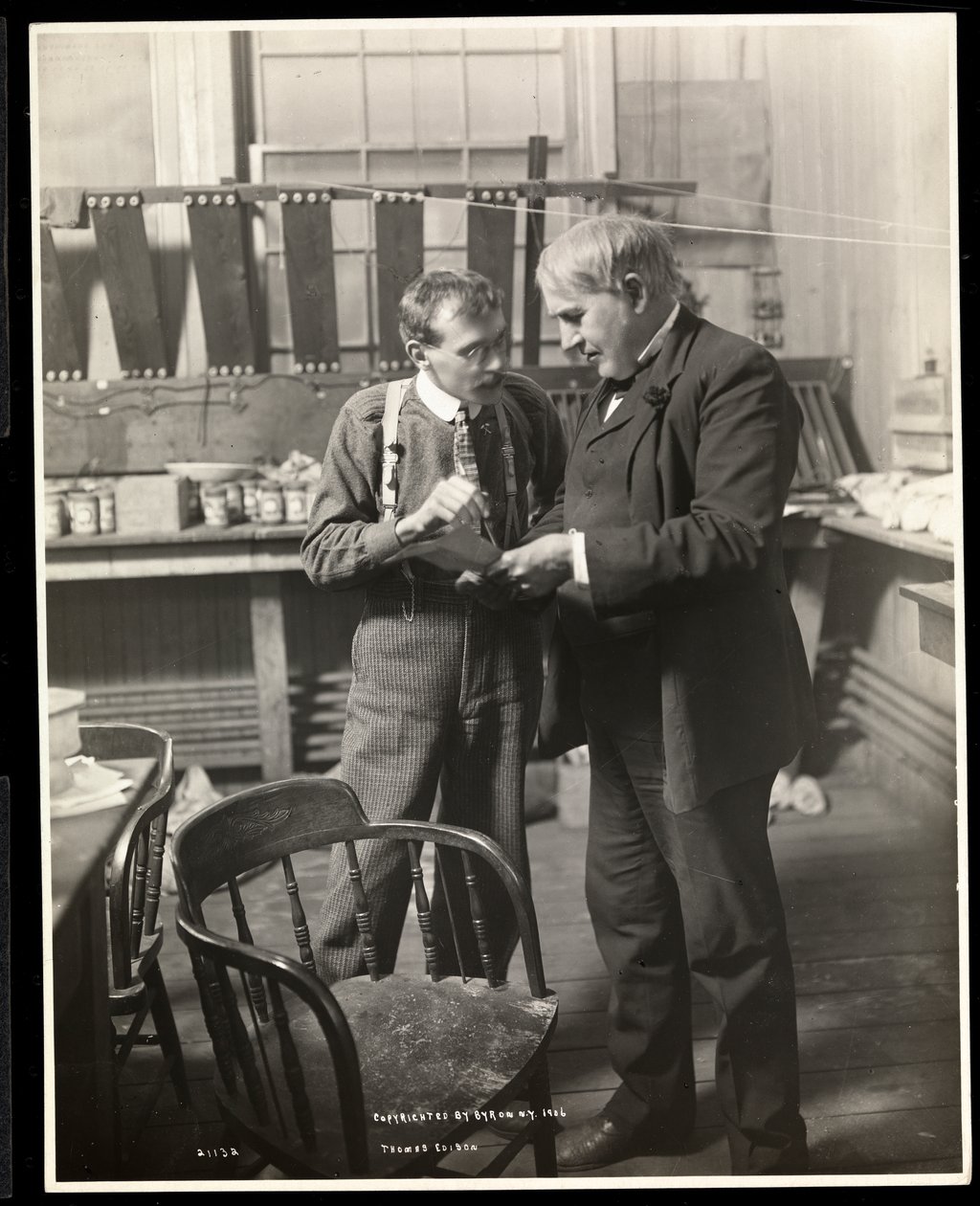 Thomas Edison laboratuvarında, 1906 (gümüş jelatin baskı) by Byron Company