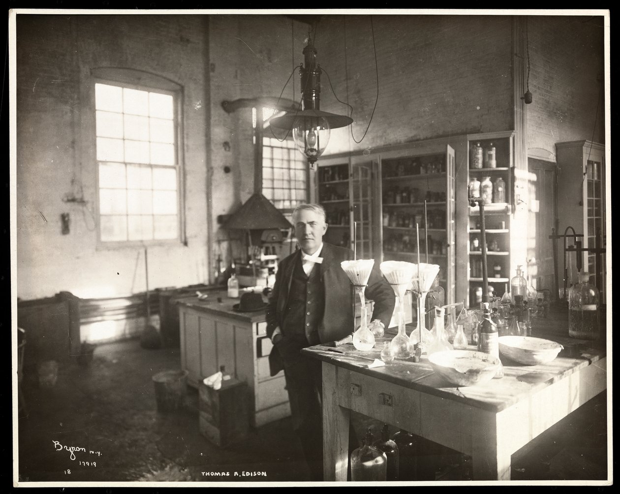Thomas Edison laboratuvarında, 1920 (gümüş jelatin baskı) by Byron Company
