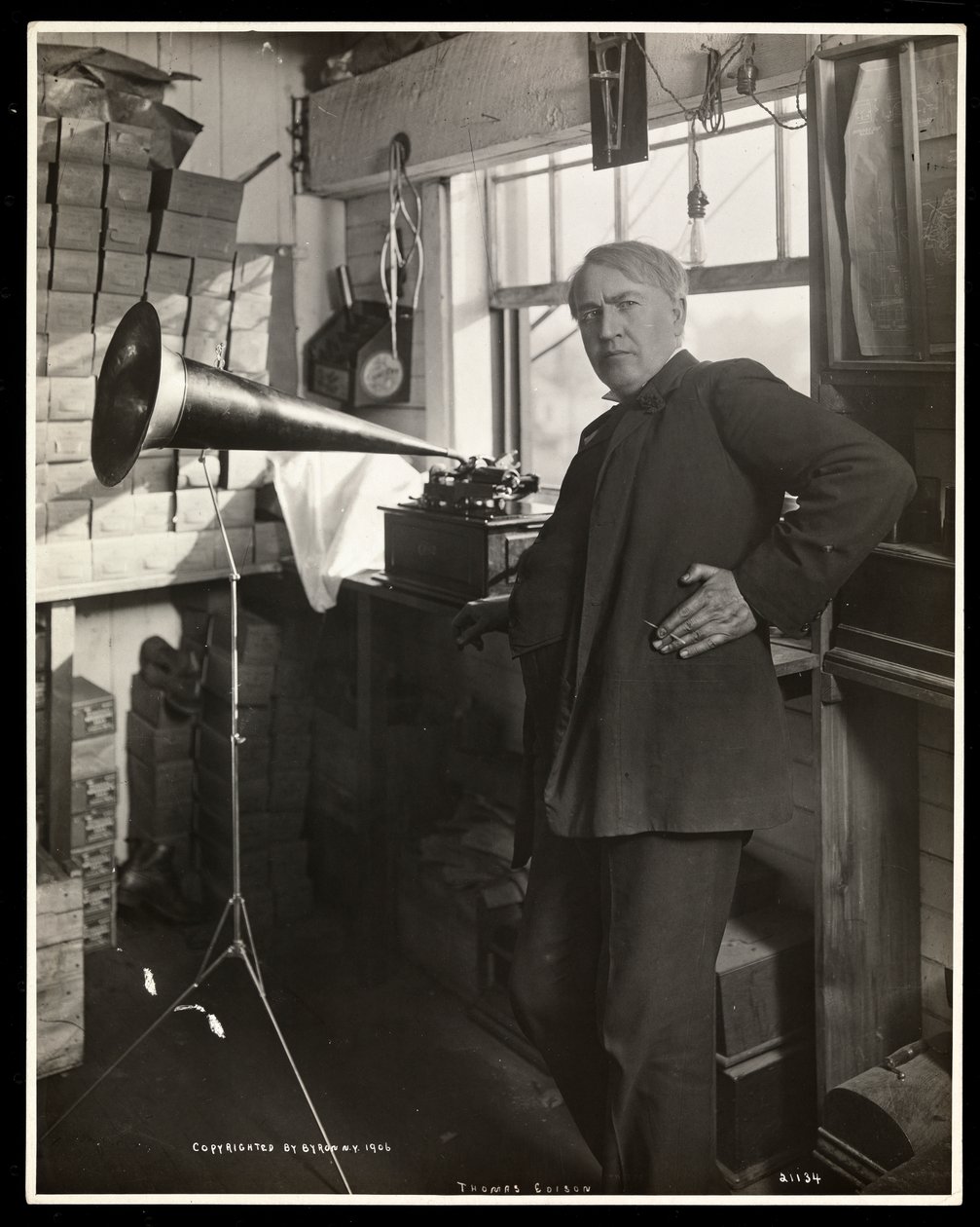 Thomas Edison laboratuvarında bir fonografın yanında duruyor, 1920 (gümüş jelatin baskı) by Byron Company