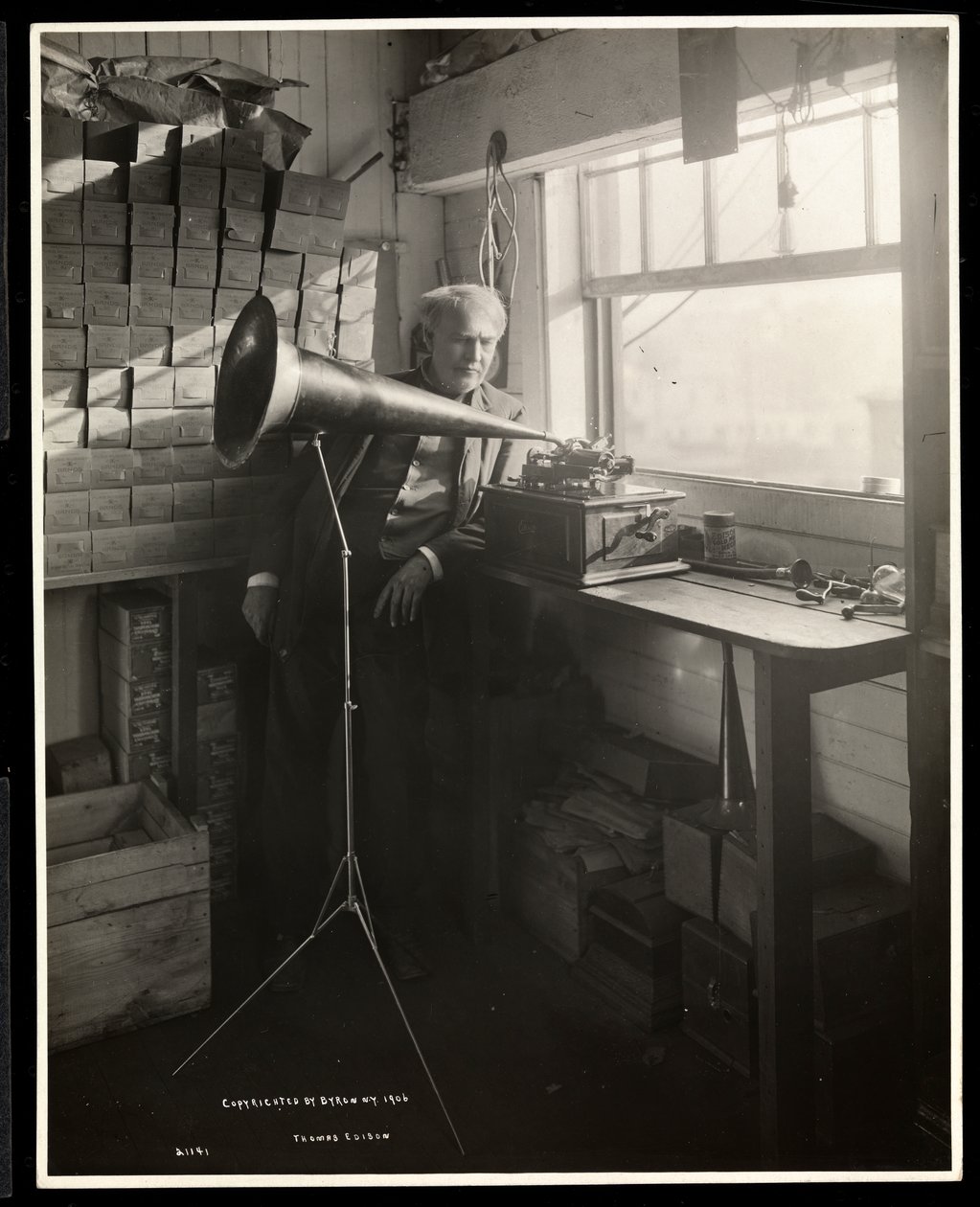 Thomas Edison laboratuvarında bir fonografın yanında duruyor, 1920 (gümüş jelatin baskı) by Byron Company