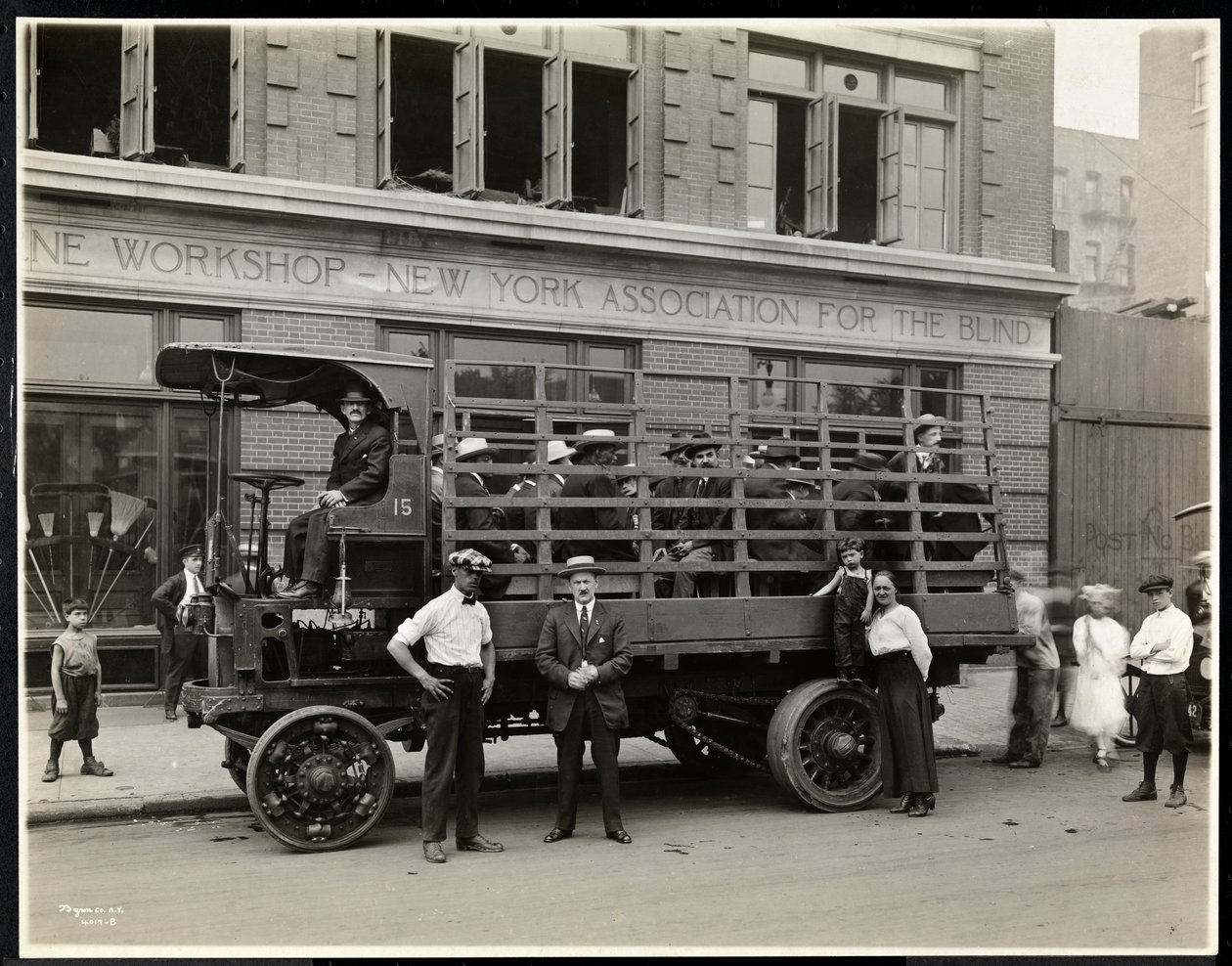Bir kamyon dolusu kör adam piknik için yola çıkmaya hazır, New York, 1920 (gümüş jelatin baskı) by Byron Company