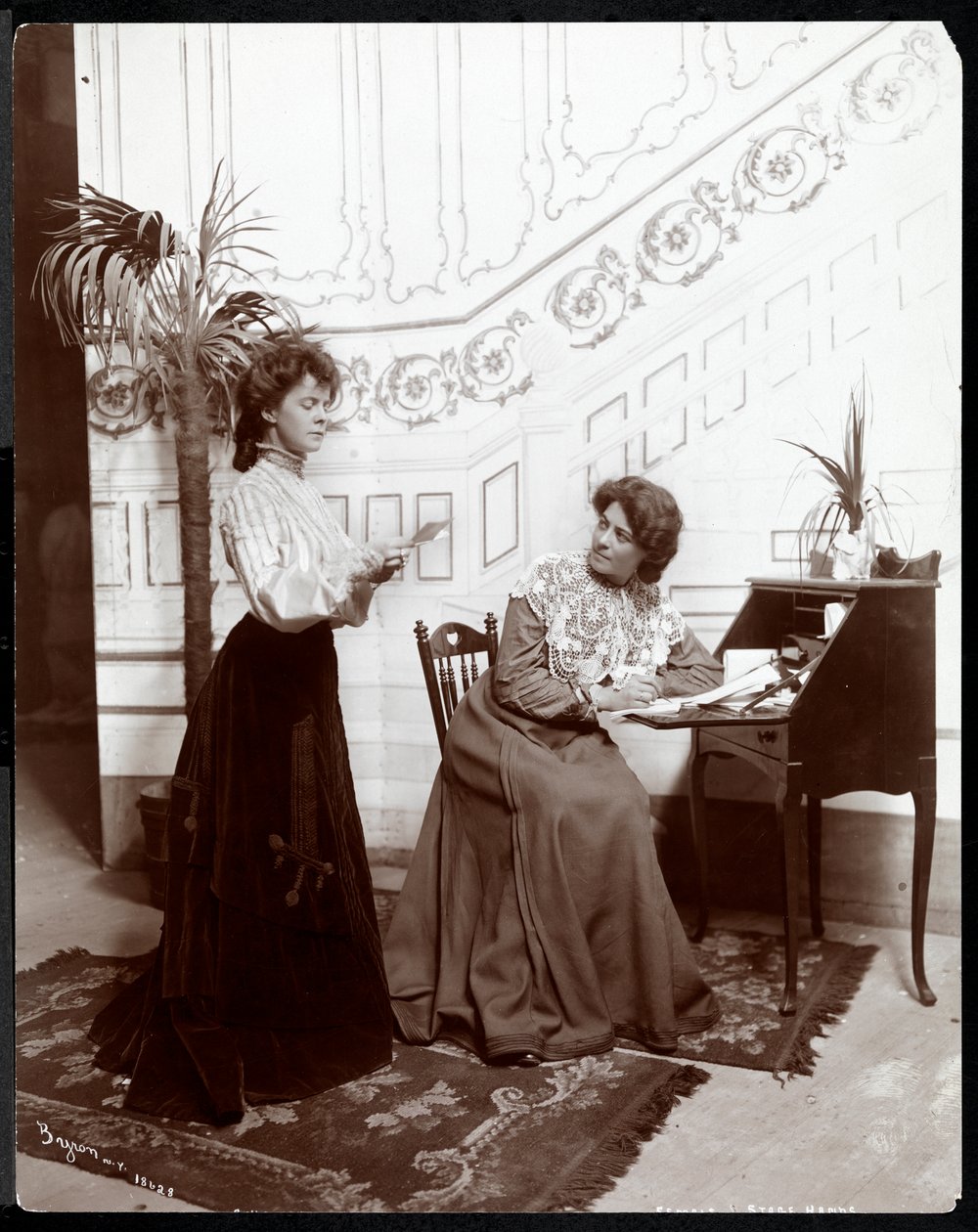 Sahne setinde iki kadın sahne eli, oyunculuk, New York, 1904 (gümüş jelatin baskı) by Byron Company