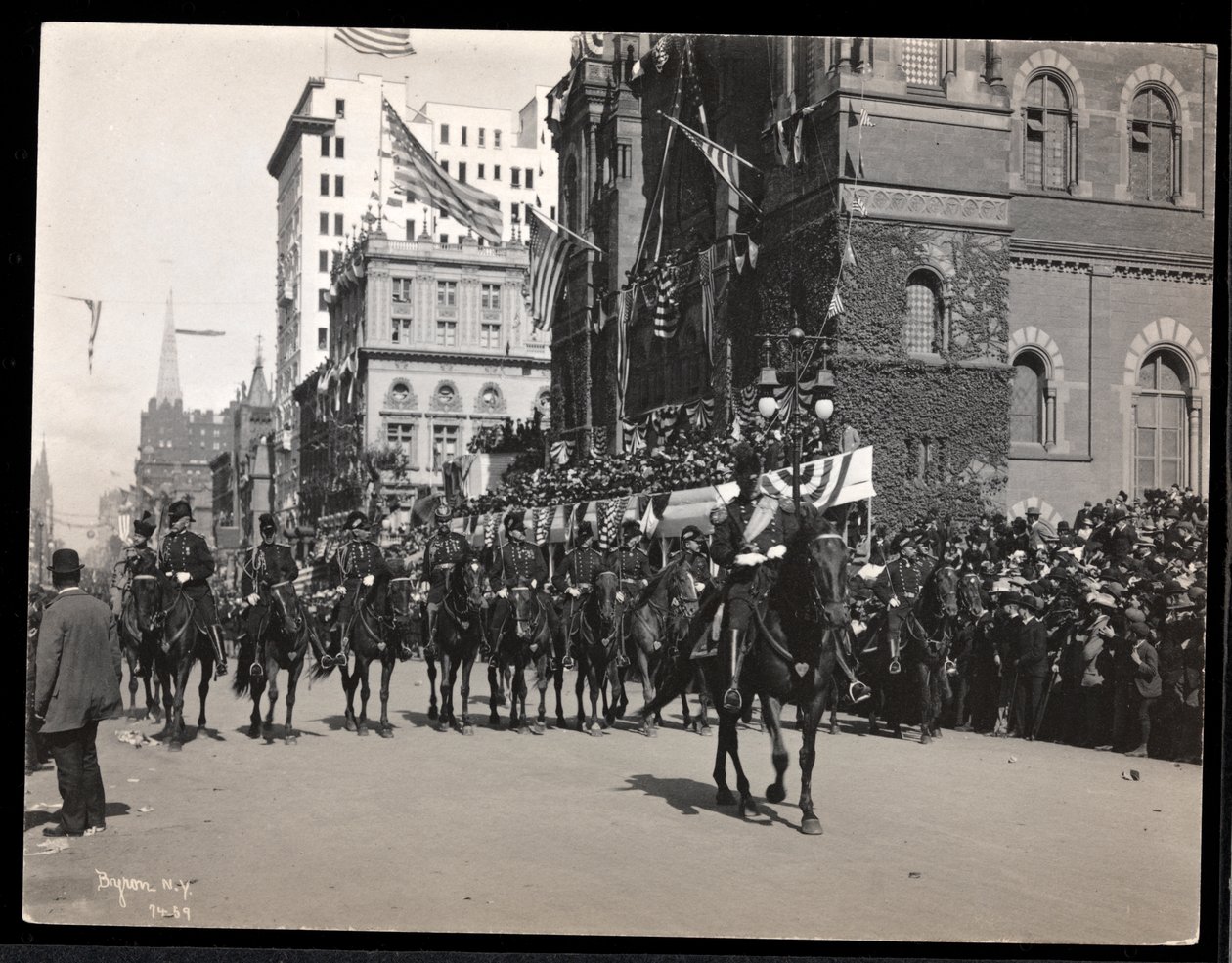General Roe ve Vali personelinin Fifth Avenue