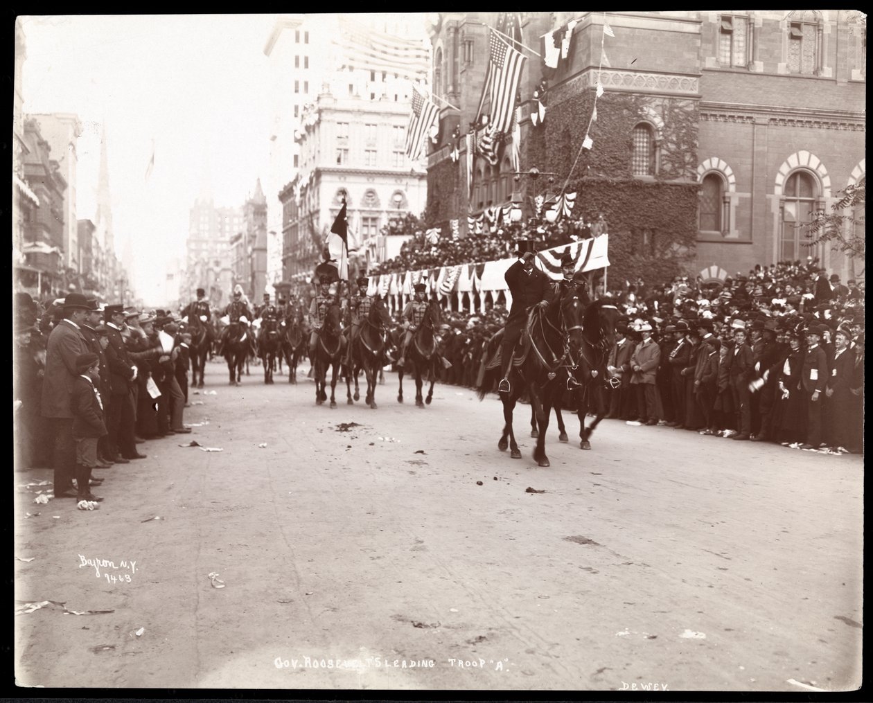 Vali Theodore Roosevelt'in Beşinci Cadde'deki Dewey Geçit Töreninde Birlik A'ya liderlik etmesi, New York, 1899 (gümüş jelatin baskı) by Byron Company