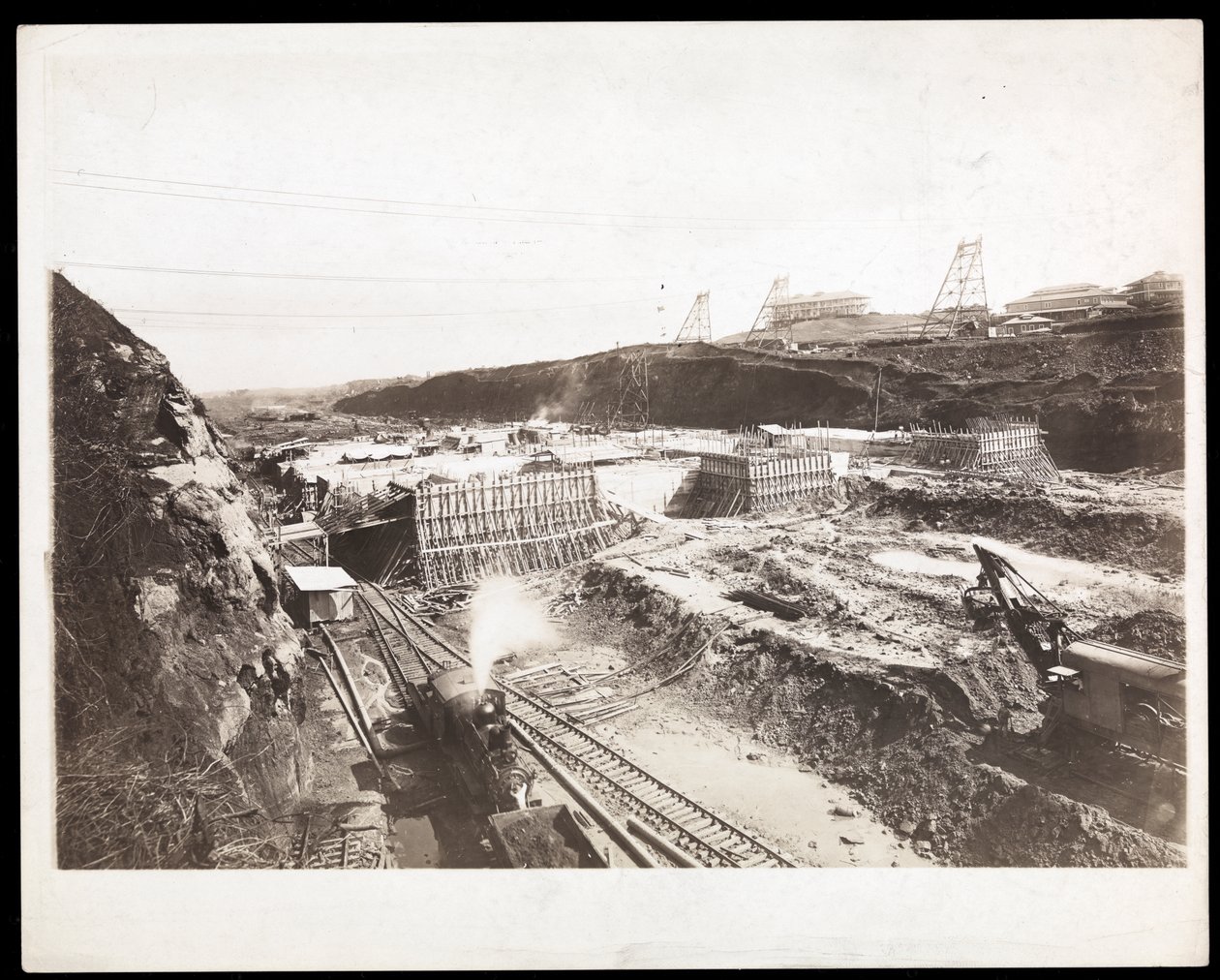 Beton kalıplar, trenler, kazma makineleri ve kazılar ile Panama Kanalı inşaatının görünümü, 1912 veya 1913 (gümüş jelatin baskı) by Byron Company