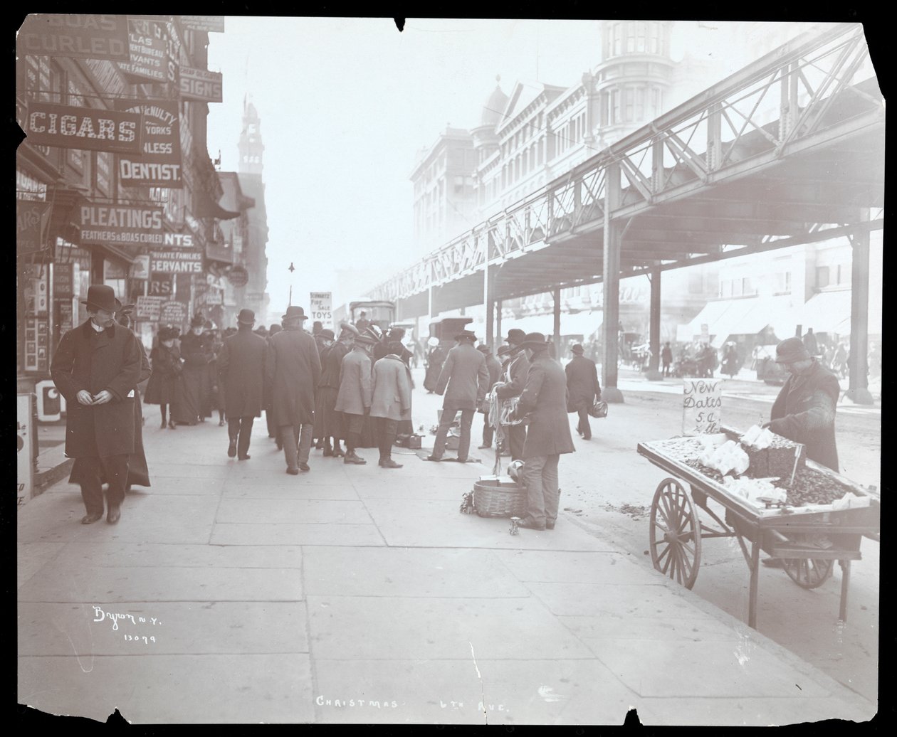 Noel zamanı, New York, 1903'te 6. Cadde'de oyuncak ve hurma satan seyyar satıcıların görünümü (gümüş jelatin baskı) by Byron Company