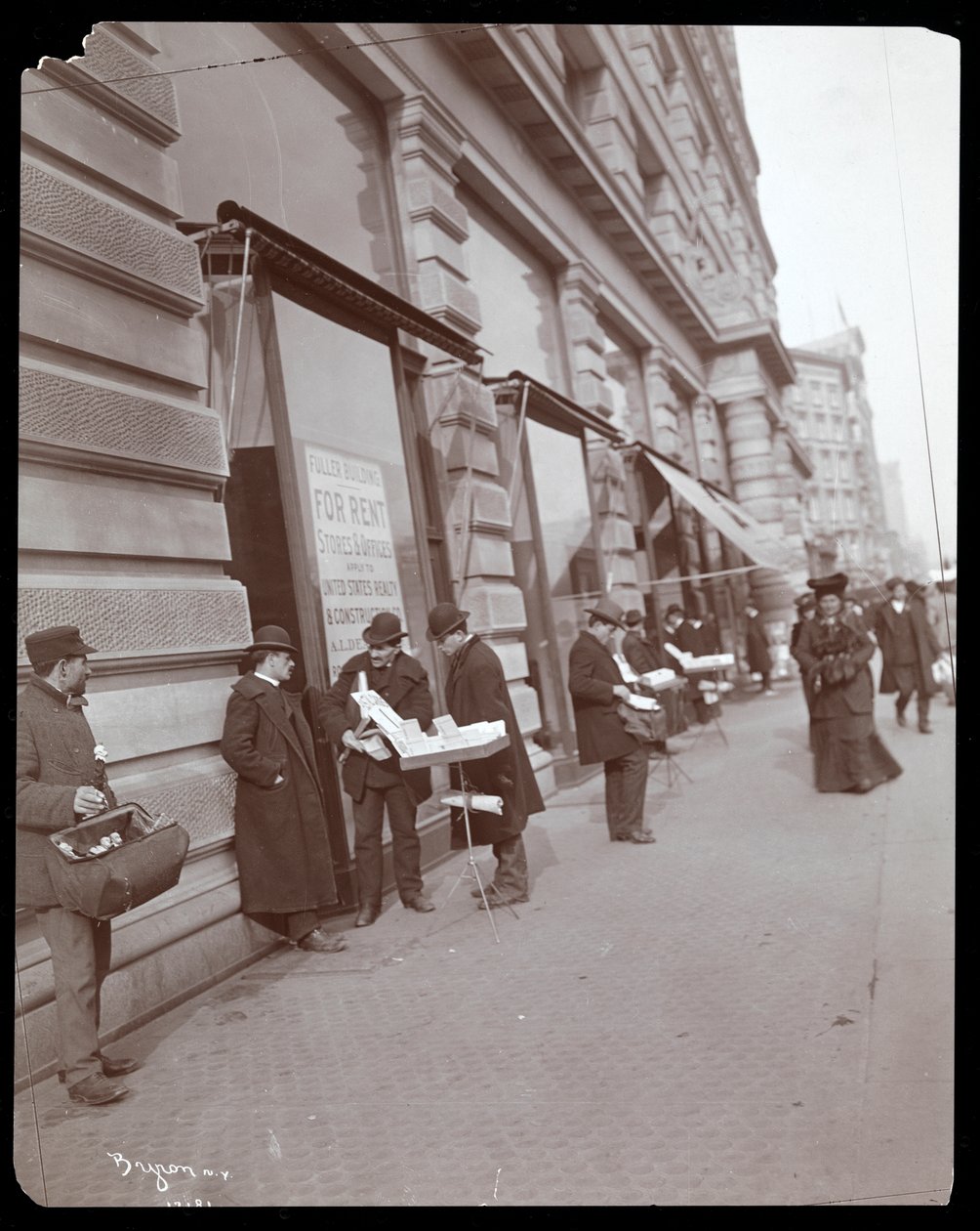 Broadway, 5th Avenue ve 23rd Street, New York, 1895 dolaylarında Fuller veya Flatiron Binasının önünde oyuncak ve diğer eşyaları satan seyyar satıcıların görünümü (gümüş jelatin baskı) by Byron Company