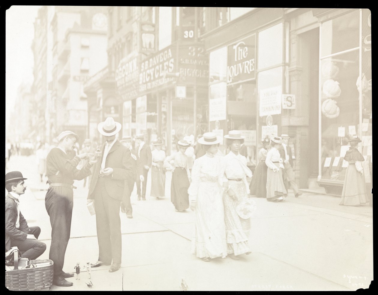 View of peddlers selling toys on the street, New York, 1902 (silver gelatin print) by Byron Company