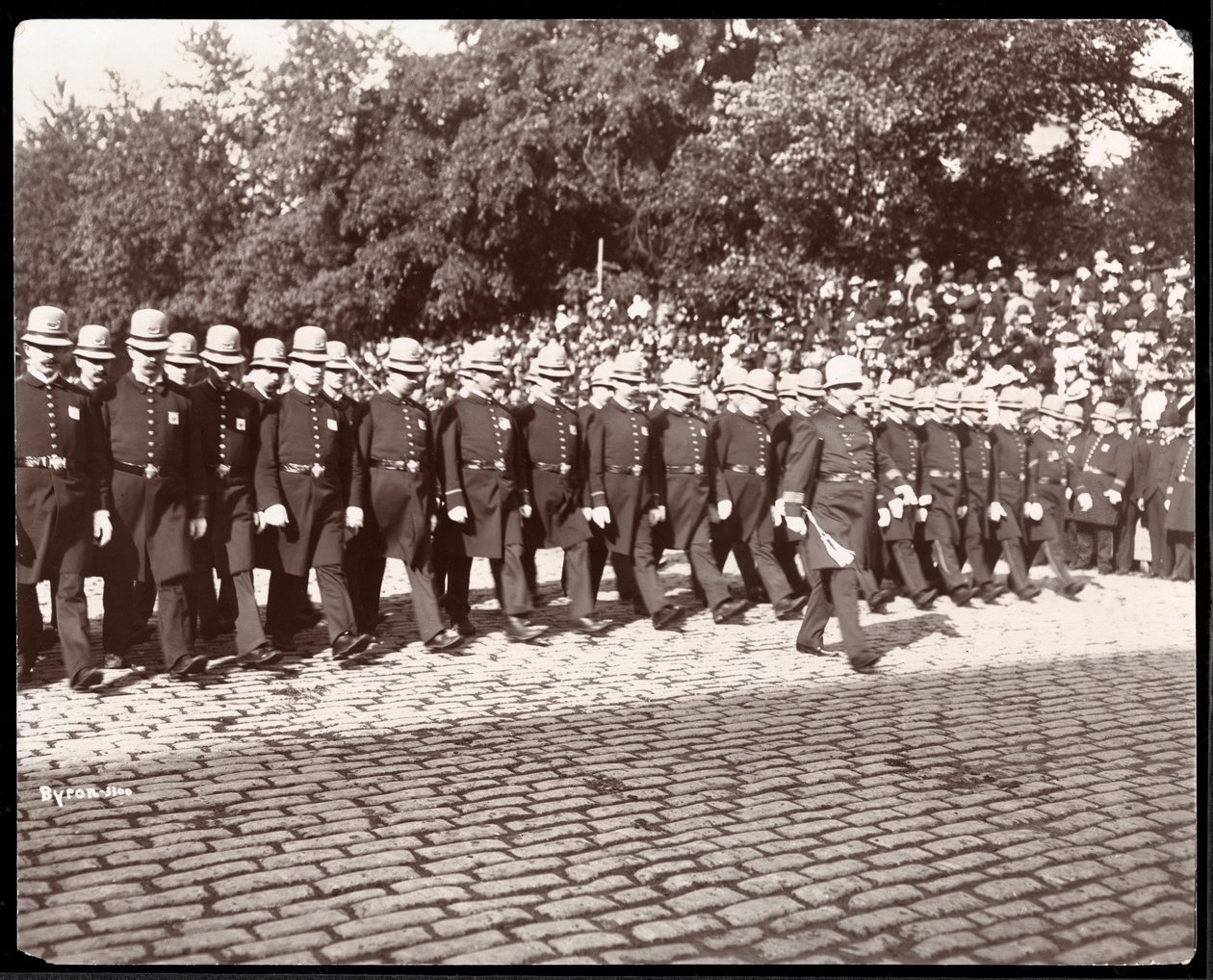 New York Şehri Polis geçit töreninde yürüyen polisin görünümü, New York, 1898 (gümüş jelatin baskı) by Byron Company
