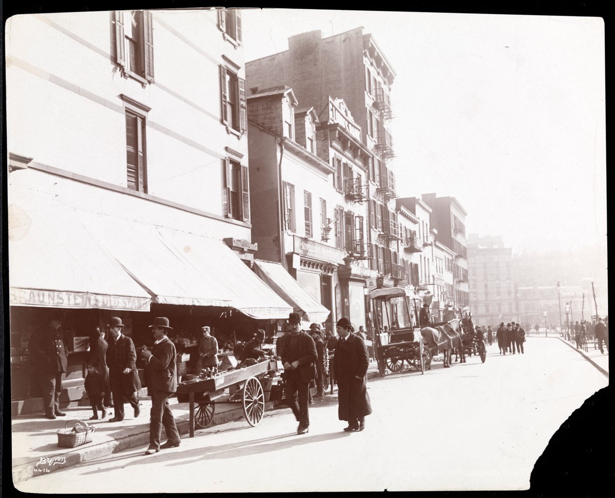 Meyve satan sokak satıcılarının görünümü, New York, 1898 (gümüş jelatin baskı) by Byron Company