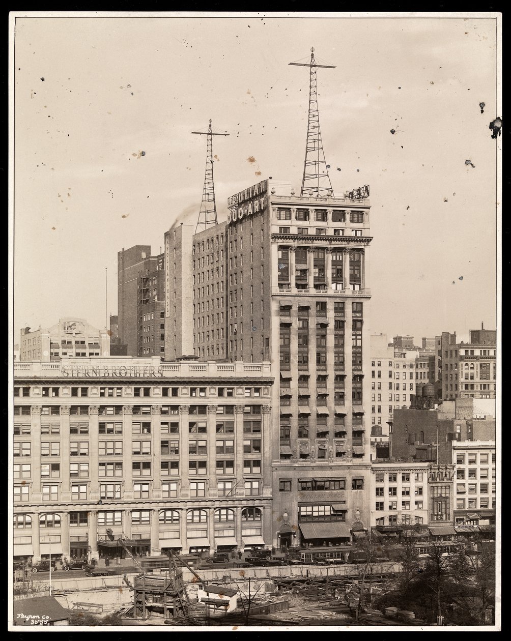 Bryant Park üzerindeki Aeolian Binasının görünümü, 29 West 42nd Street, New York, 1924 (gümüş jelatin baskı) by Byron Company