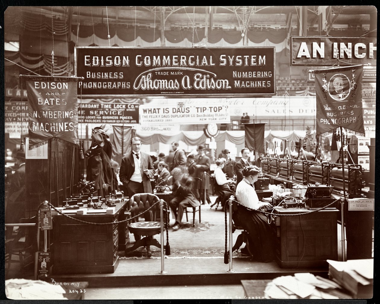 New York, Madison Square Garden'daki bir ticaret fuarında Edison Co.'nun ofis ekipmanı standının görünümü, 1906 (gümüş jelatin baskı) by Byron Company