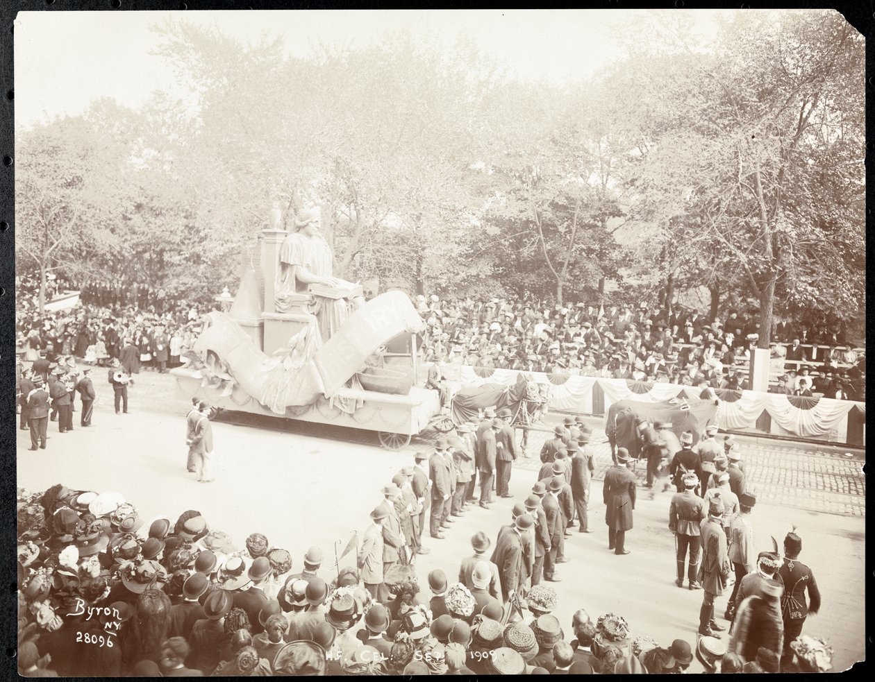 Hudson Fulton Kutlamasının geçit töreninde kalabalığın ve bir atın çektiği yüzer görünümü, New York, Eylül 1909 (gümüş jelatin baskı) by Byron Company