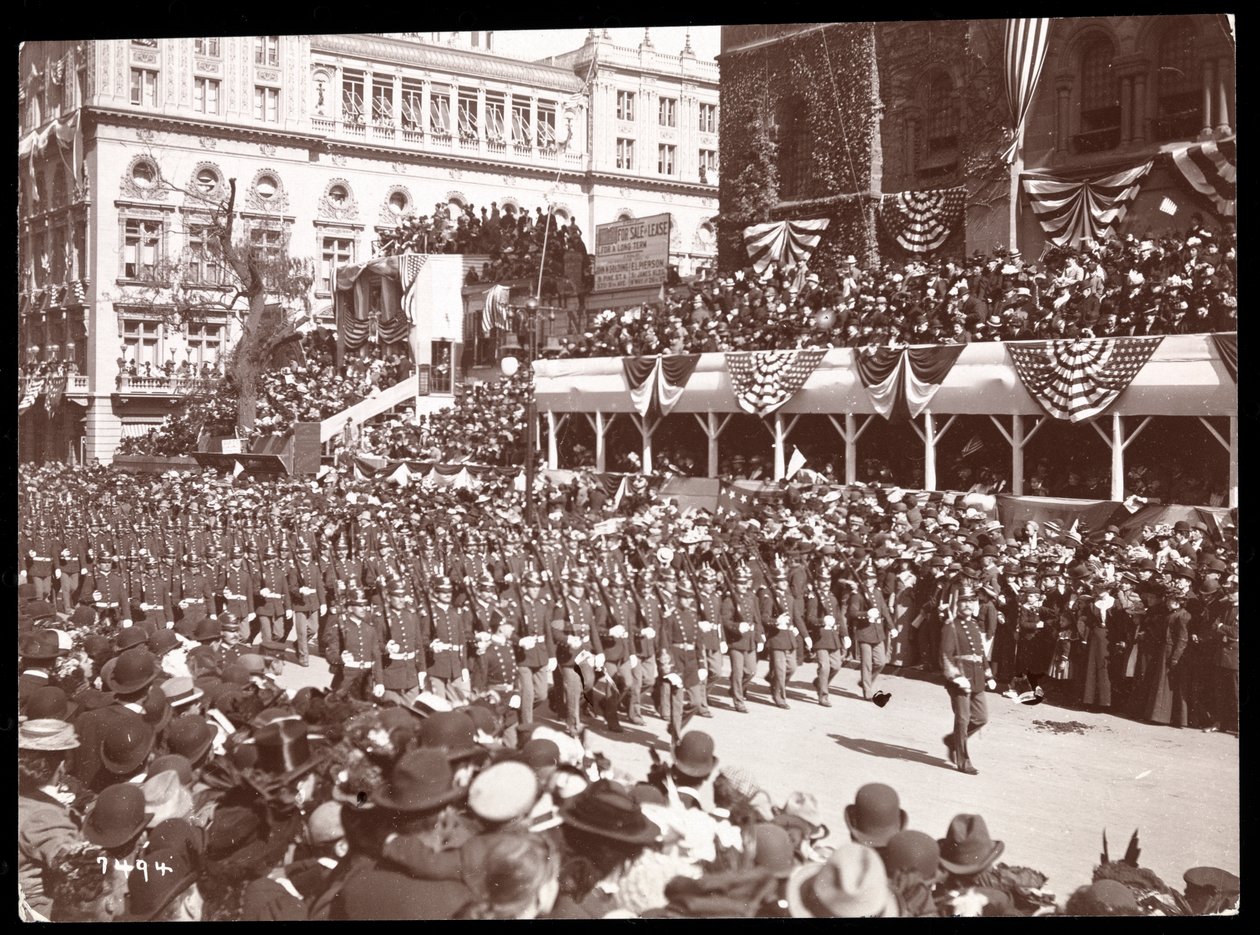 Fifth Avenue'deki Dewey Parade'deki kalabalığın ve yürüyen bir askeri grubun görünümü, New York, 1899 (gümüş jelatin baskı) by Byron Company