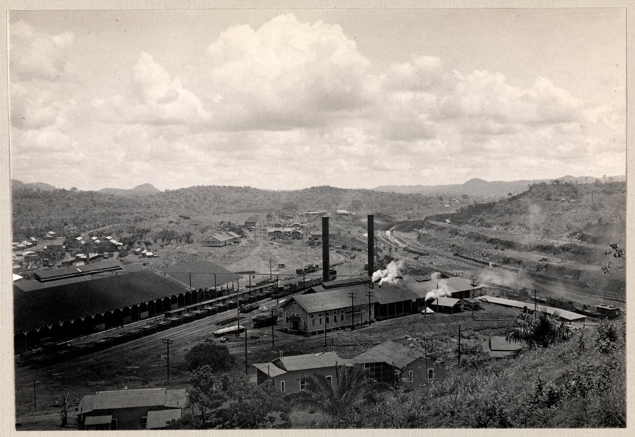 Panama Kanalı, 1912 veya 1913 inşaatı yakınındaki tren bahçesi ve endüstriyel binaların görünümü (gümüş jelatin baskı) by Byron Company