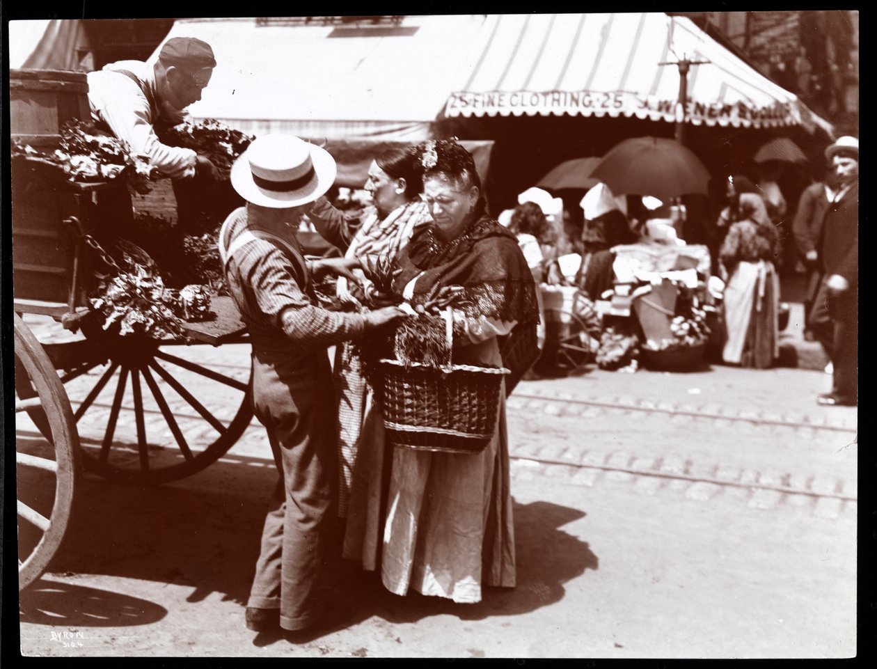 Sokakta bir seyyar satıcıdan sebze satın alan kadınların görünümü, New York, 1898 (gümüş jelatin baskı) by Byron Company