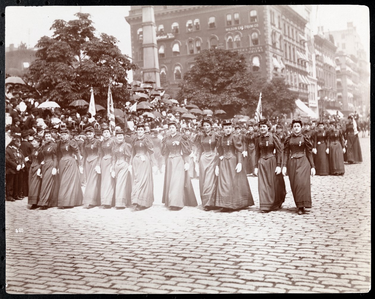 Büyük Cumhuriyet Ordusunun Kızları geçit töreninde yürüyen kadınların görünümü, New York, Mayıs 1895 (gümüş jelatin baskı) by Byron Company