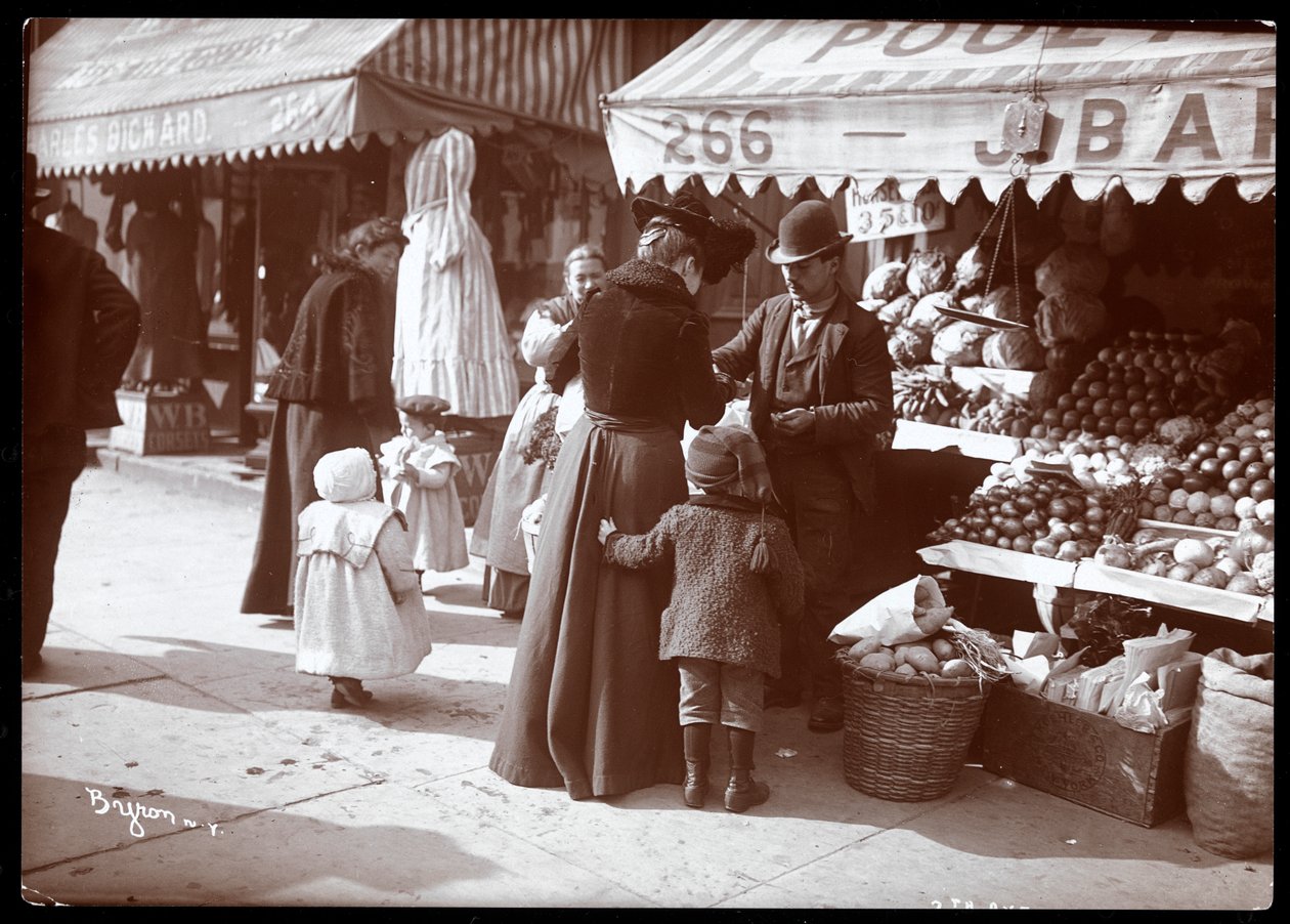 266 7th Avenue, New York, 1900 dolaylarında bir meyve ve sebze standında alışveriş yapan çocuklu kadınların görünümü (gümüş jelatin baskı) by Byron Company