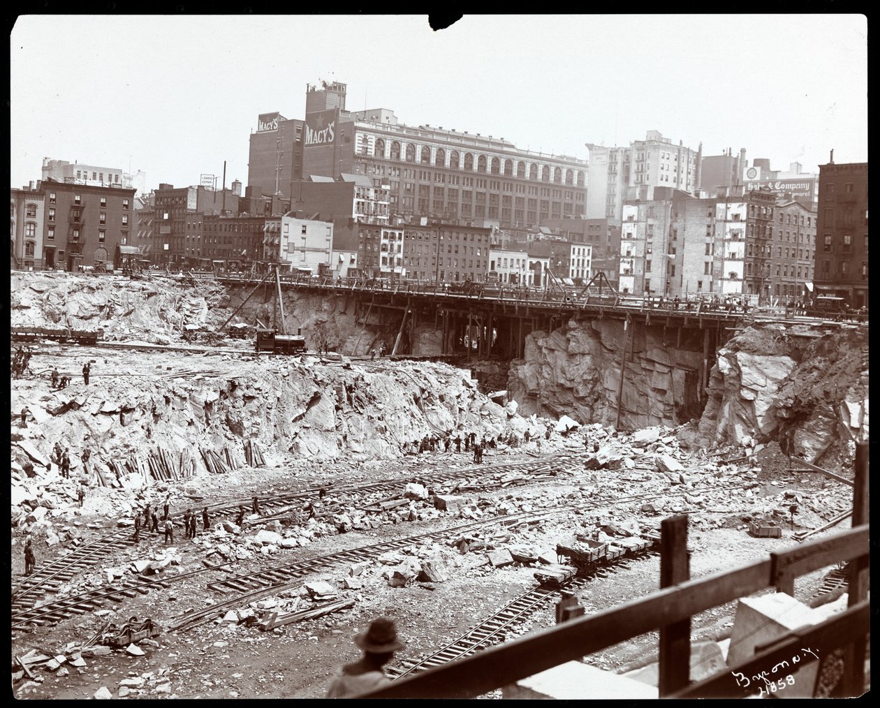 Pennsylvania İstasyonu için yapılan devasa kazıdaki işçilerin görünümü, New York, 1906 (gümüş jelatin baskı) by Byron Company