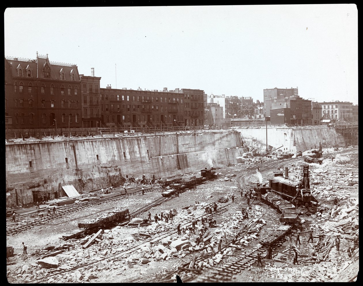 Pennsylvania İstasyonu için yapılan devasa kazıdaki işçilerin görünümü, New York, 1904 (gümüş jelatin baskı) by Byron Company