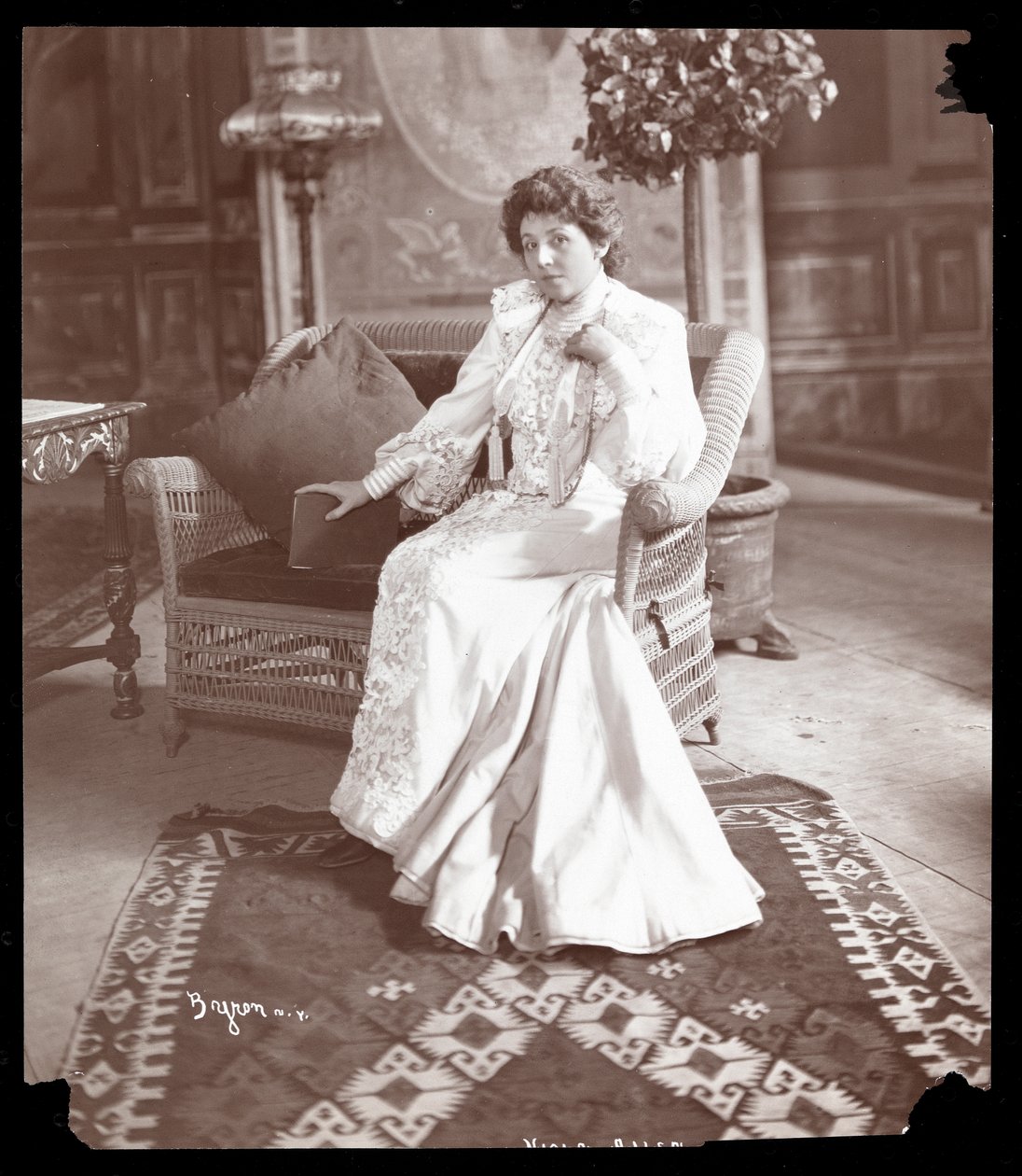 Viola Allen, c.1903 (gümüş jelatin baskı) by Byron Company