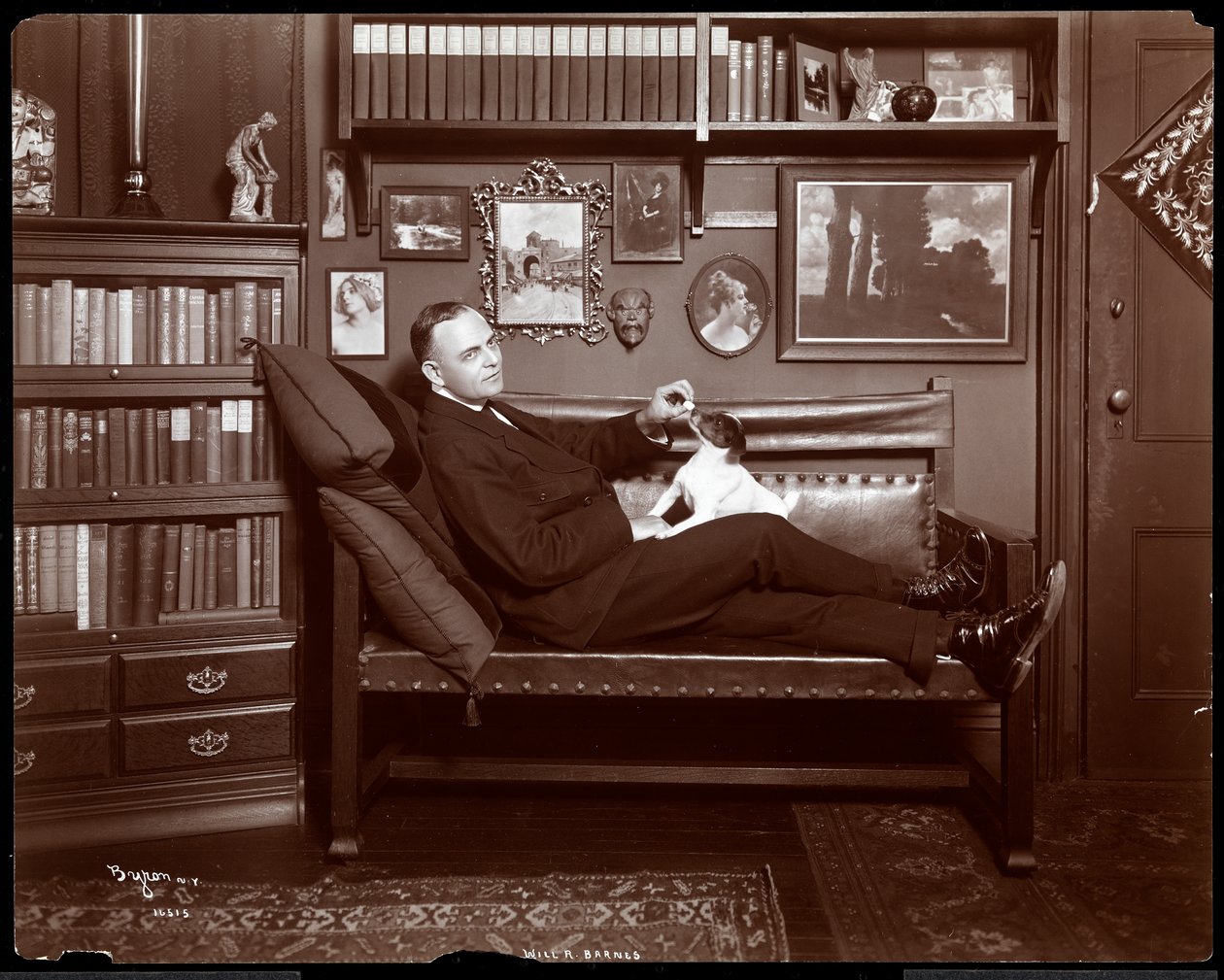 Will R. Barnes kütüphane stüdyosunda bir köpekle kanepeye uzandı, 1903 (gümüş jelatin baskı) by Byron Company