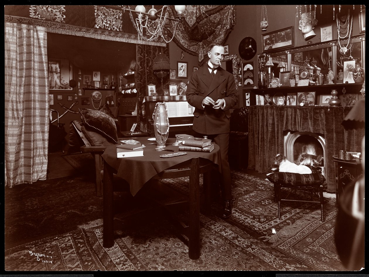 Will R. Barnes, stüdyosunda bir masada ayakta, 1903 (gümüş jelatin baskı) by Byron Company