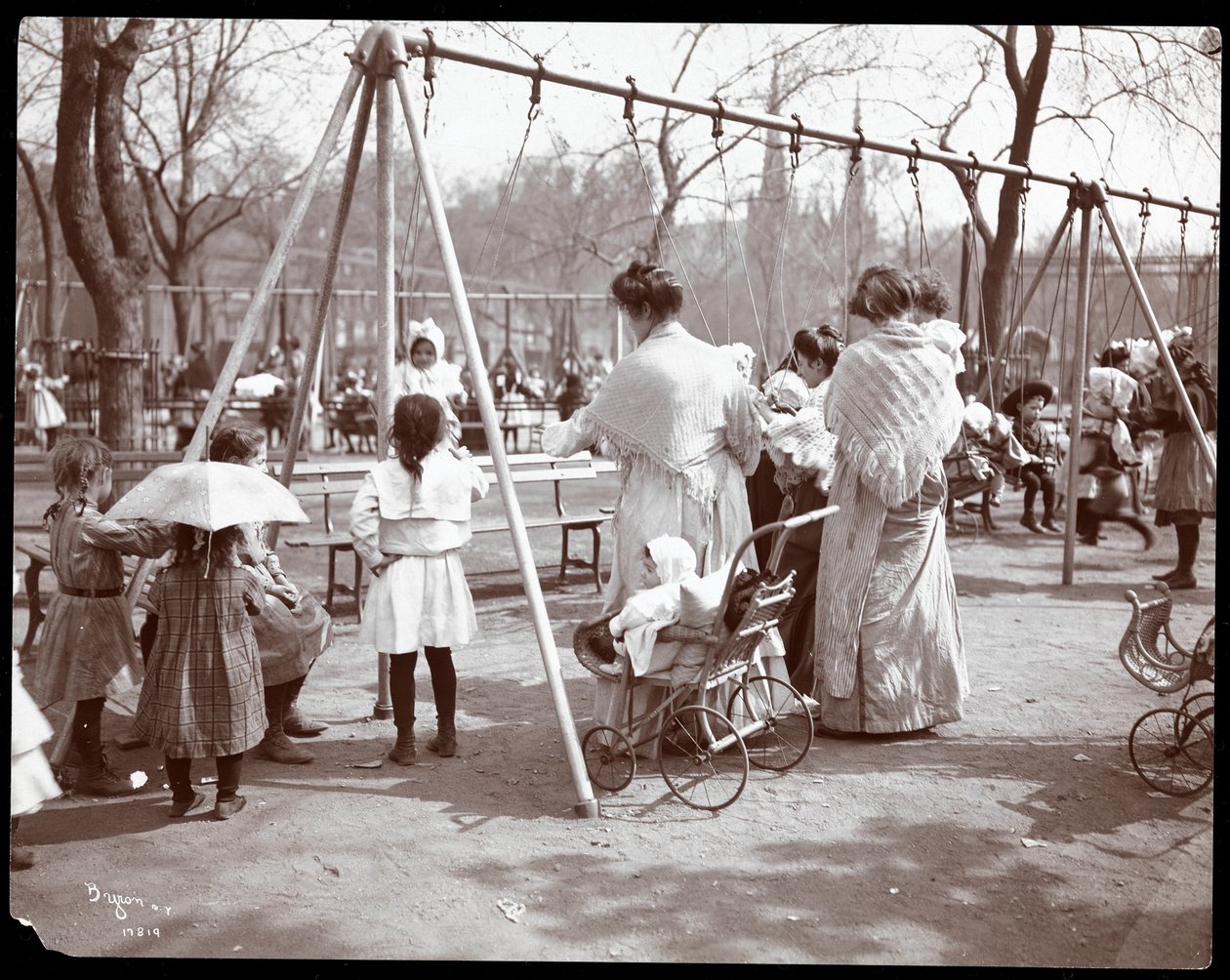 Ağaç dikme gününde salıncakta kadınlar ve çocuklar, Tompkins Square Park, New York, 1904 (gümüş jelatin baskı) by Byron Company