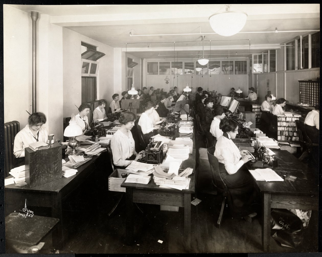 Mantle Co. of America, New York, 1915 veya 1916 gümüş jelatin baskı ofisinde yazan kadınlar) by Byron Company