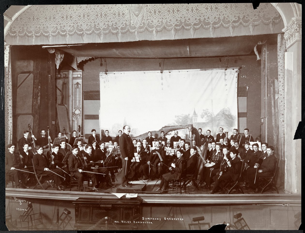 Genç Erkekler Senfoni Orkestrası sahnede, New York, c.1901 (gümüş jelatin baskı) by Byron Company
