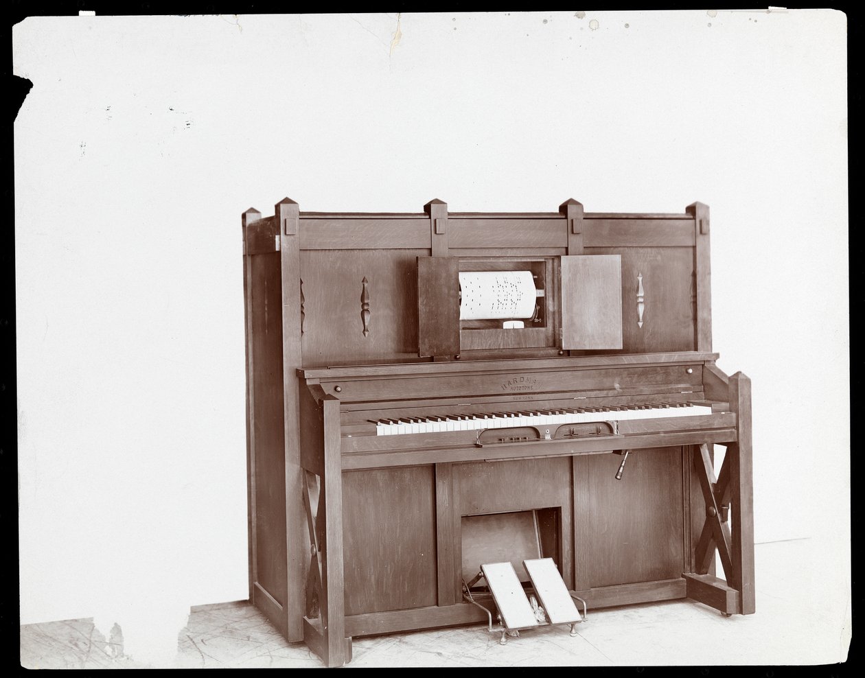 ಎ ಹಾರ್ಡ್‌ಮನ್ ಪೆಕ್ ಅಂಡ್ ಕಂ. ಪ್ಲೇಯರ್ ಪಿಯಾನೋ, 1907 (ಸಿಲ್ವರ್ ಜೆಲಾಟಿನ್ ಪ್ರಿಂಟ್) ಟರ್ಕ್ by Byron Company