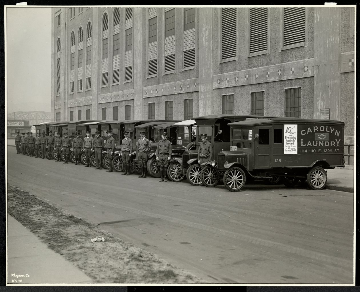 111 East 128th Street, East Harlem, New York, 1929 (gümüş jelatin baskı) adresindeki Carolyn Laundry'nin önüne park etmiş bir dizi teslimat kamyonu by Byron Company