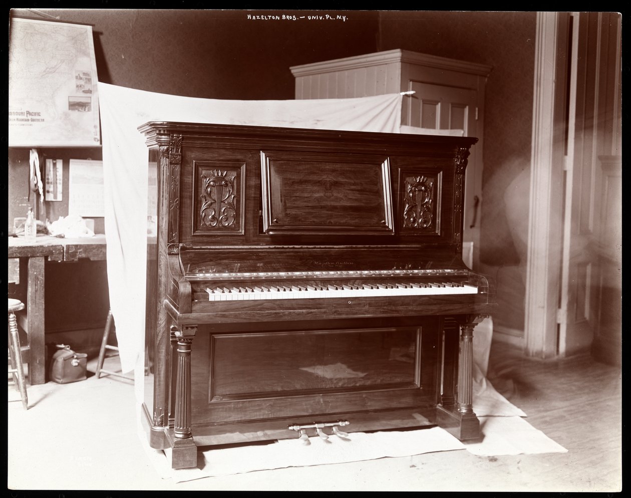 University Place, New York, 1898'de Hazelton Brothers Piano Co. tarafından bir piyano (gümüş jelatin baskı) by Byron Company