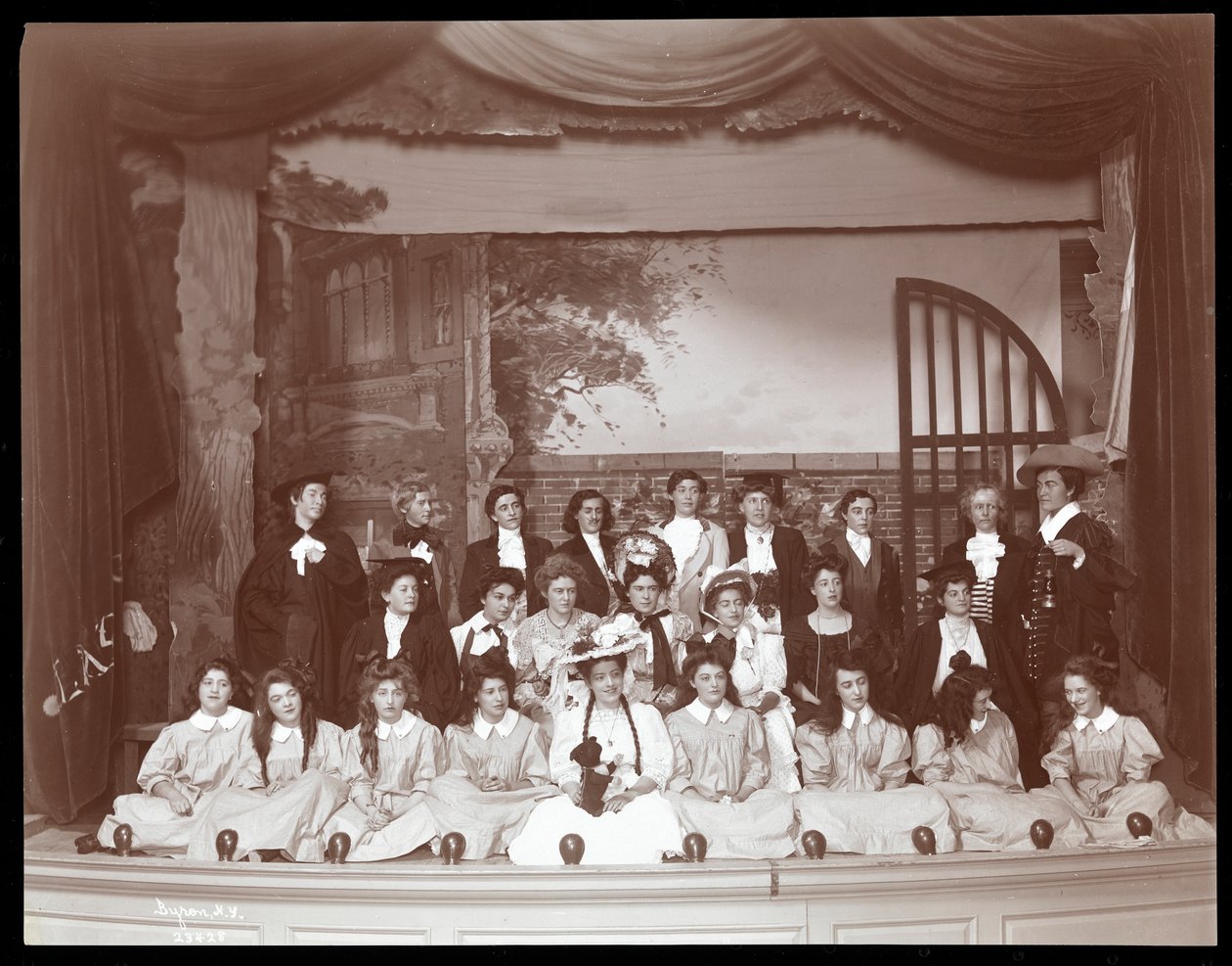 New York, Barnard College'da sunulan Angelina, The Orphaned Heiress adlı oyunun amatör yapımından bir sahne (gümüş jelatin baskı) by Byron Company