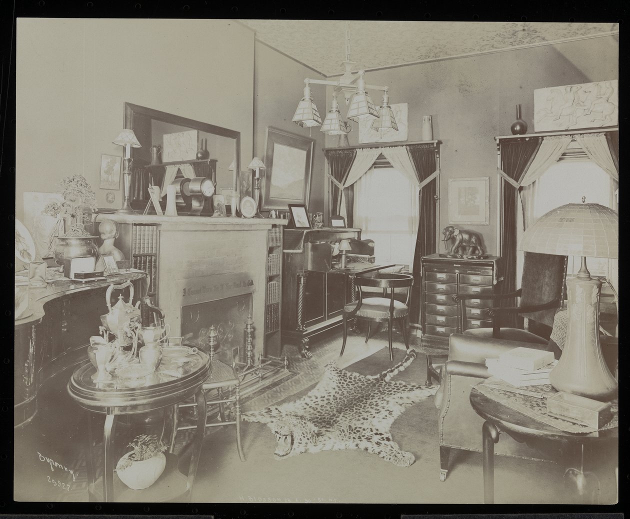 Oyun yazarı Henry Martyn Blossom'un evinde bir oturma odası, 23 East 30th Street, New York, 1908 (gümüş jelatin baskı) by Byron Company