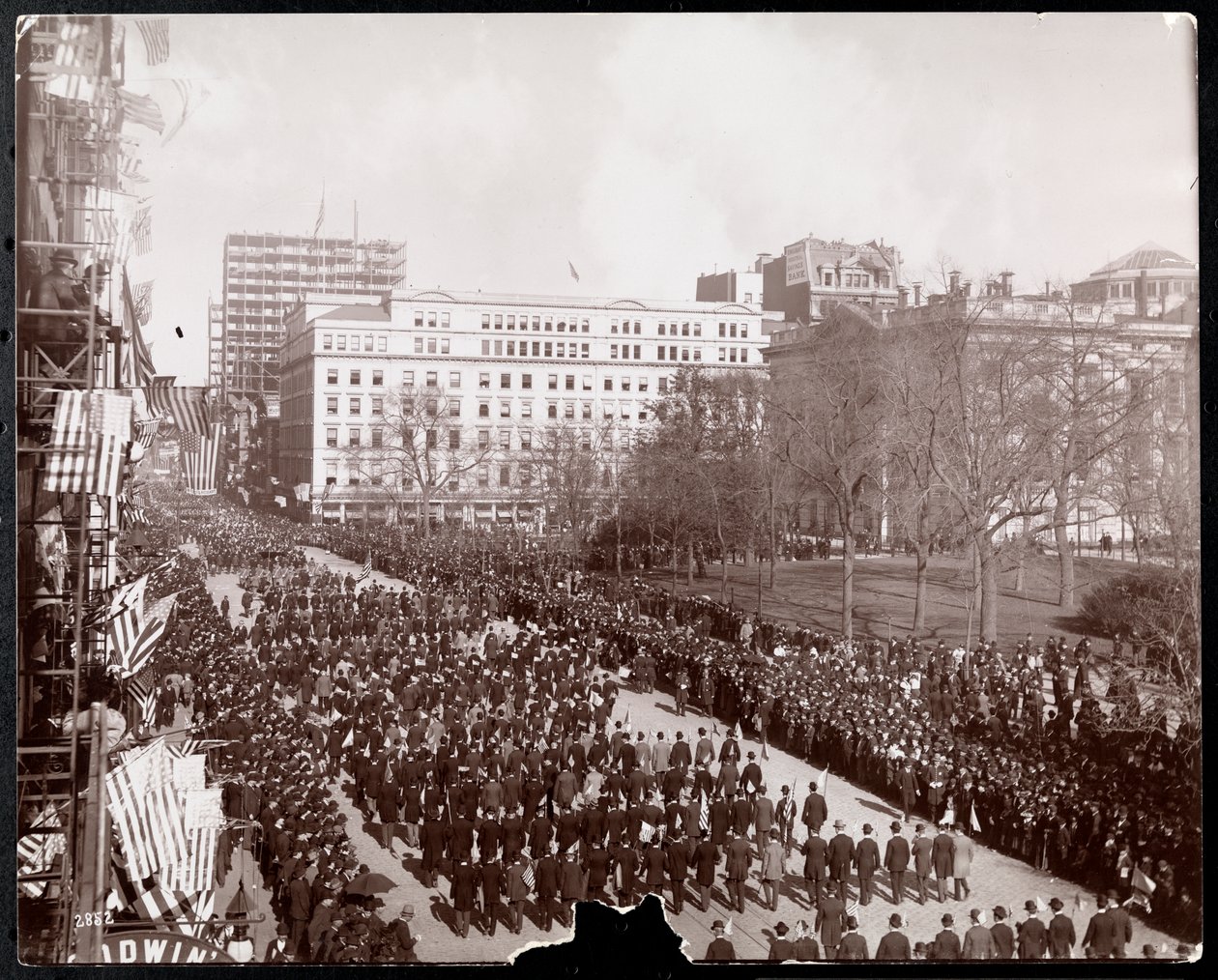 New York City Hall Park'ta Broadway'deki Cumhuriyetçi Altın Standart Geçit Töreninde yürüyen erkeklerin havadan görünümü, 1898 (gümüş jelatin baskı) by Byron Company