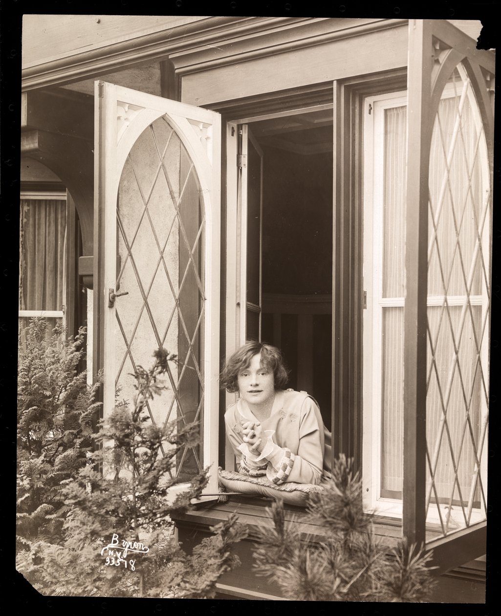 Anne Murdock Evde, c.1915 (gümüş jelatin baskı) by Byron Company