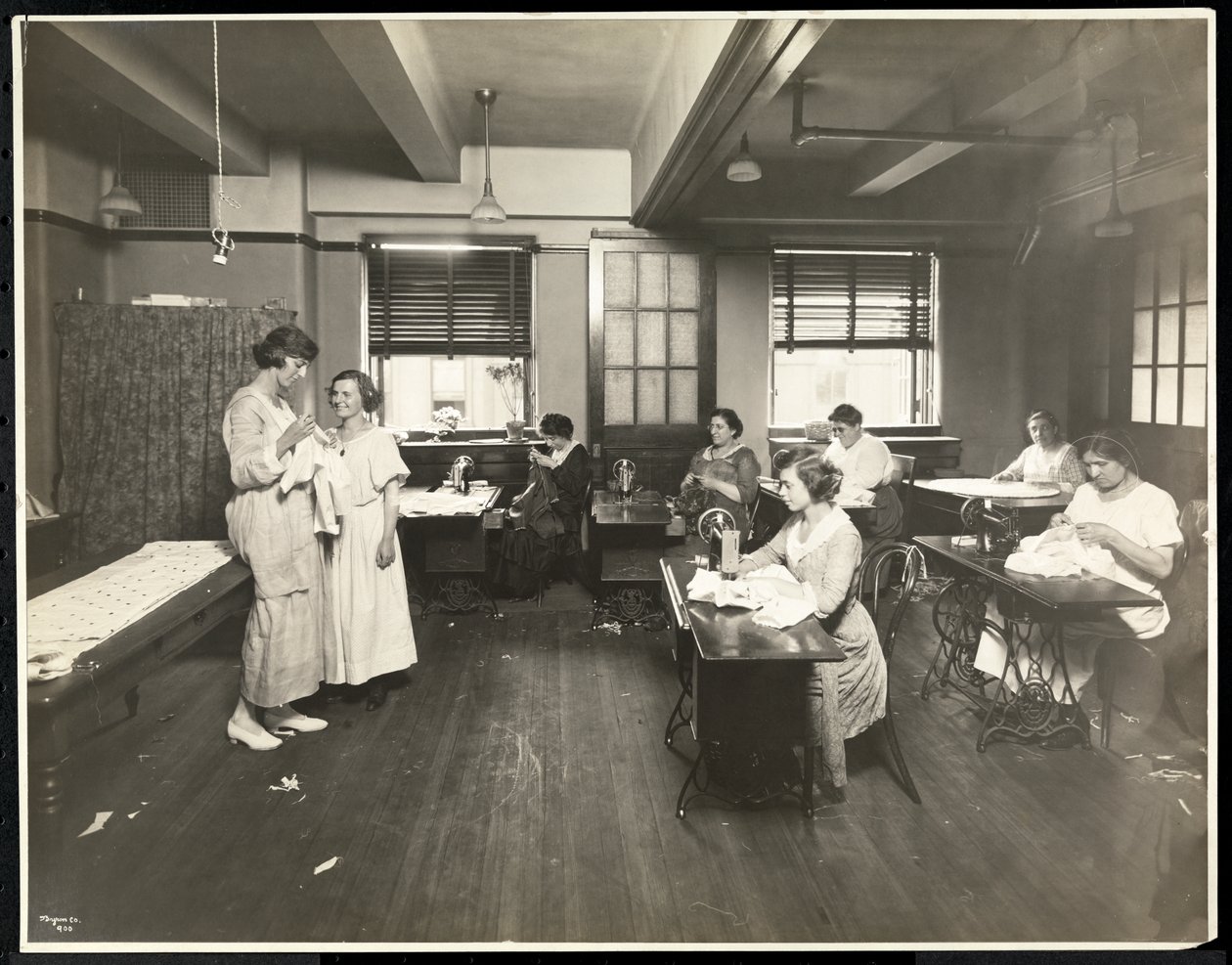 Kör genç kadınlar ve New York Körler Derneği'nde bir sınıfta dikiş diken bir öğretmen, 111 East 59th Street, New York, 1921 (gümüş jelatin baskı) by Byron Company