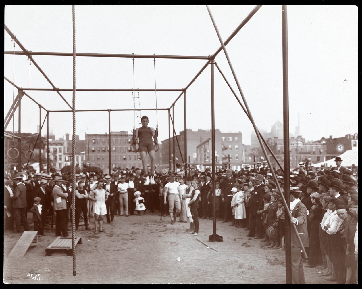 Hudson Bank Gymnasium and Playground, 53rd Street ve 11th Avenue, New York, 1898'de bir jimnastikçiyi izleyen kalabalık (gümüş jelatin baskı) by Byron Company