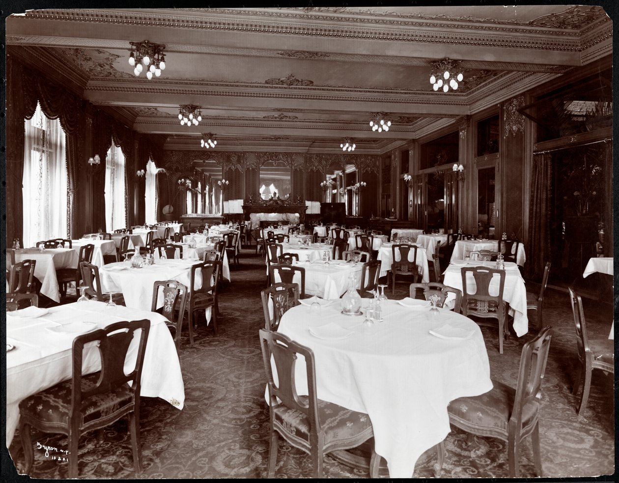 Hotel Delmonico'da yemek odası, 1902 (gümüş jelatin baskı) by Byron Company