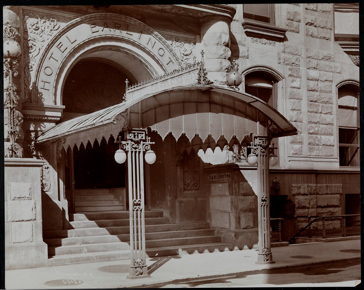 Hotel Earlington'ın girişi, 55 West 27th Street, New York, 1906 (gümüş jelatin baskı) by Byron Company